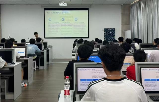 【校友榜样】2026年第12期 阮宸睿：从“学霸班长”到“育人园丁”——看阮宸睿的奔跑与传承